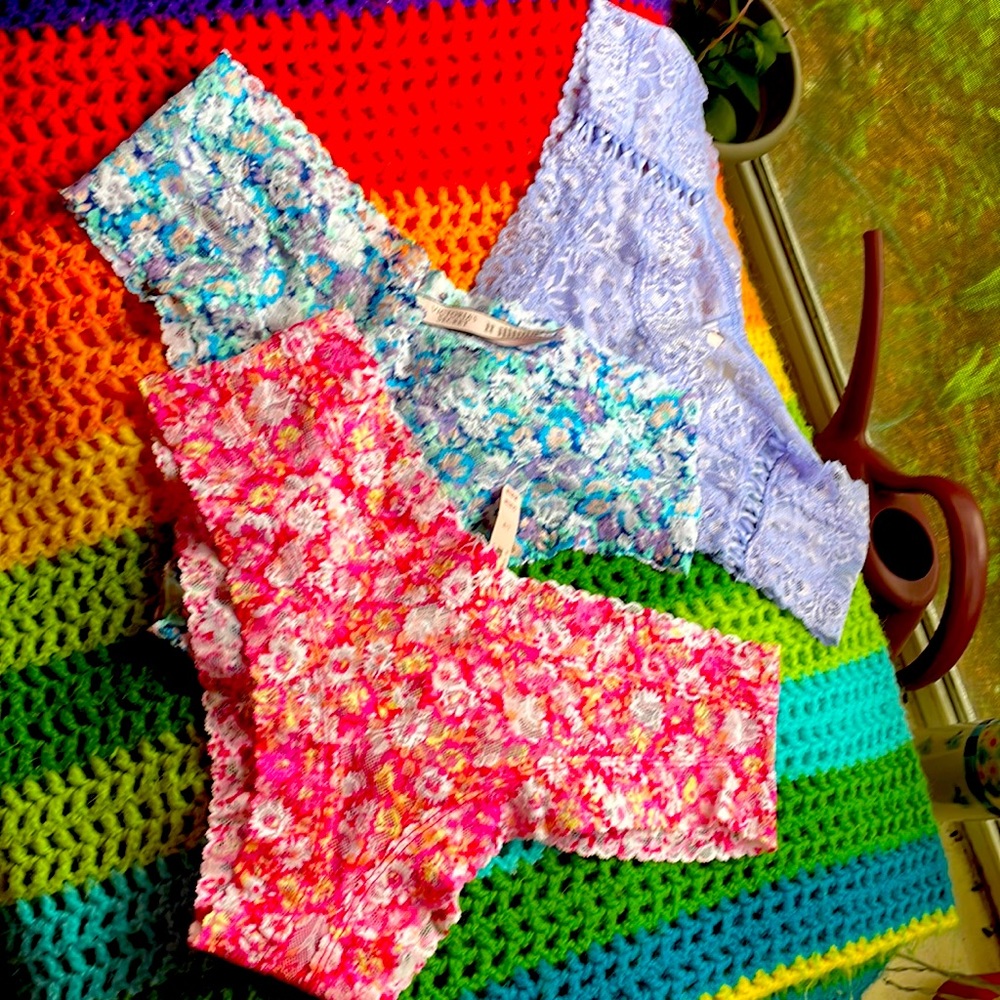 VICTORIA SECRET LG cheeky panties NWT & NWOT